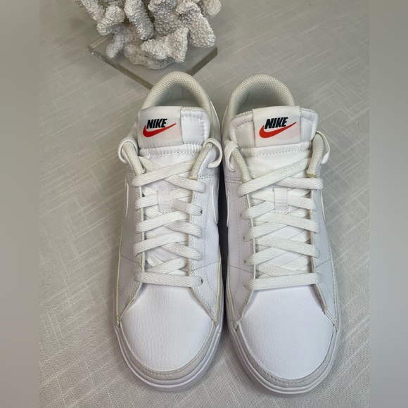 Nike Court Tennis Shoes size 8.5, EUC! - Picture 3 of 14